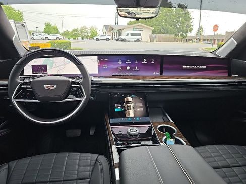 Used 2025 Cadillac Escalade Sport Platinum AWD/4WD image 2