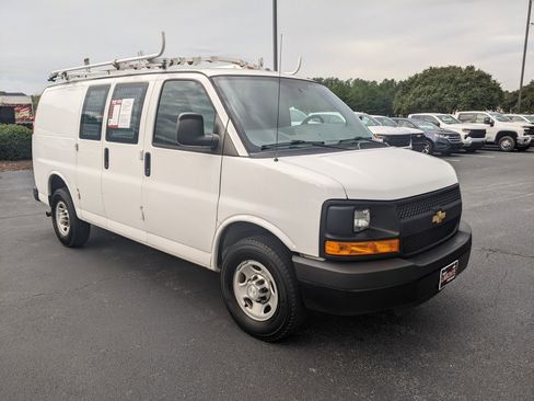 Used 2015 Chevrolet Express 2500 image 2