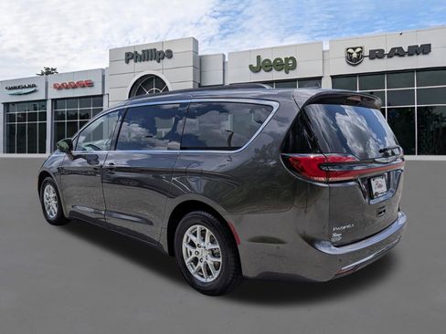 Certified 2022 Chrysler Pacifica Touring-L w/ Uconnect Theater Family Group FWD image 5