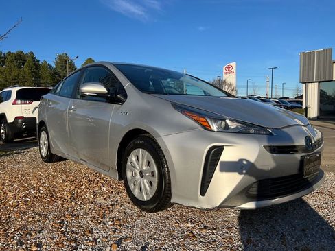 Used 2019 Toyota Prius L Eco image 1