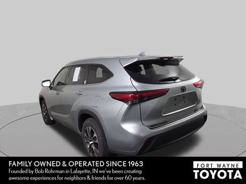 Used 2022 Toyota Highlander XLE AWD/4WD image 9
