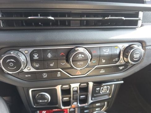 Used 2024 Jeep Wrangler Unlimited Rubicon w/ Convenience Group AWD/4WD image 17