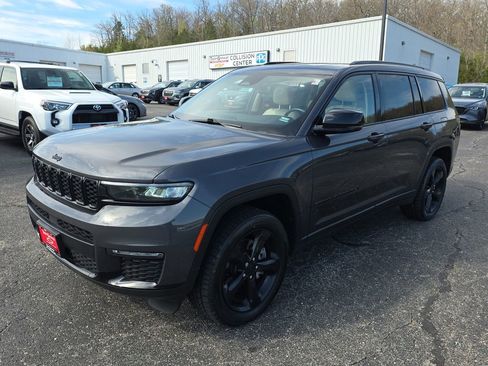 Used 2022 Jeep Grand Cherokee L Limited w/ Black Appearance Package image 4