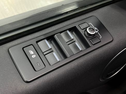 Used 2018 Land Rover Discovery HSE AWD/4WD image 17