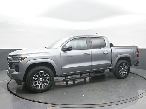 Used 2025 Chevrolet Colorado Z71 w/ Technology Package AWD/4WD image 2