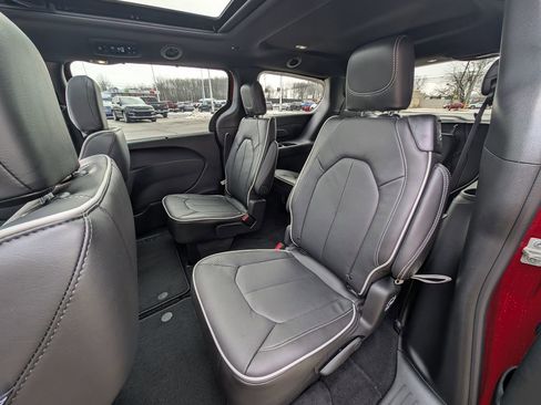 New 2026 Chrysler Pacifica Limited image 15