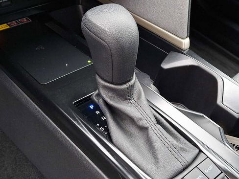 Used 2025 Toyota Camry LE w/ Convenience Package image 15