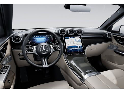 Used 2023 Mercedes-Benz GLC 300 4MATIC image 3