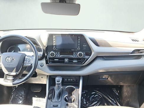Used 2021 Toyota Highlander XLE AWD/4WD image 17