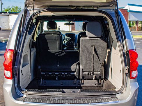 Used 2016 Dodge Grand Caravan SXT FWD image 17