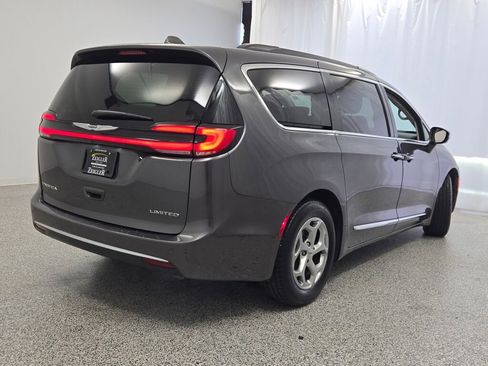 Used 2022 Chrysler Pacifica Limited FWD image 12