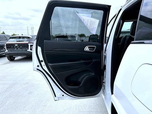 Used 2019 Jeep Grand Cherokee Altitude AWD/4WD image 21