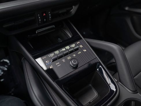 Used 2026 Porsche Cayenne AWD/4WD image 15