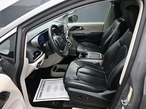 Used 2023 Chrysler Pacifica Touring-L image 11