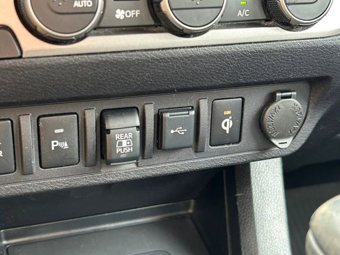 Used 2020 Toyota Tacoma Limited image 33