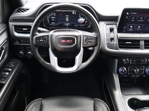 Used 2023 GMC Yukon XL SLT image 10