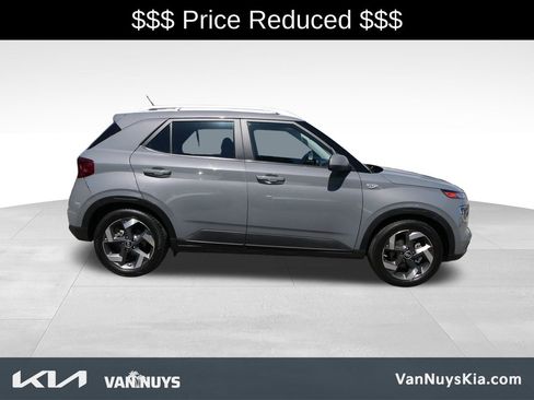Used 2023 Hyundai Venue SEL FWD image 2