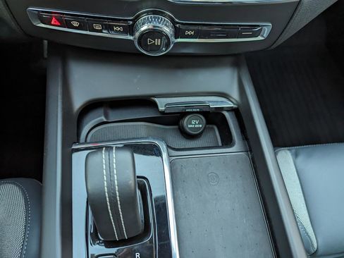 Used 2022 Volvo XC60 B5 R-Design w/ Advanced Package image 24