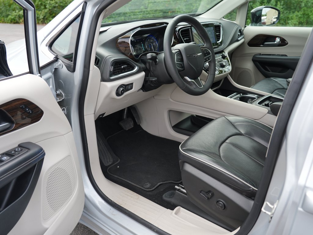 Used 2024 Chrysler Pacifica Limited FWD image 13