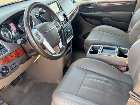 Used 2015 Chrysler Town & Country Touring-L w/ Driver Convenience Group image 10