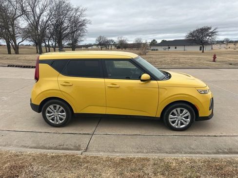 Used 2020 Kia Soul LX image 2