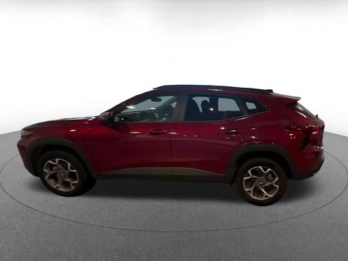 Used 2025 Chevrolet Trax LT FWD image 8