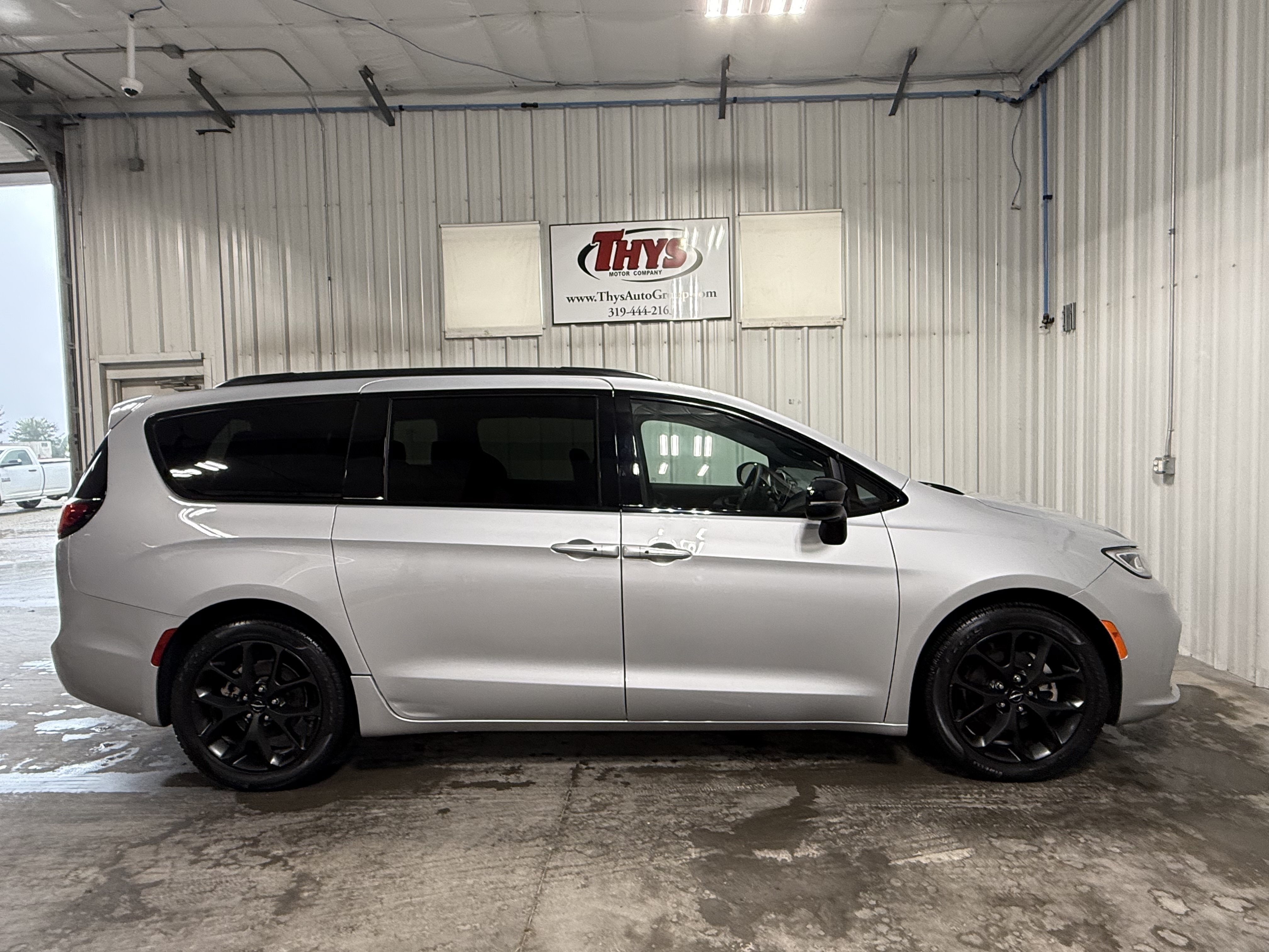 Used 2024 Chrysler Pacifica Touring-L w/ S Appearance Package FWD image 2