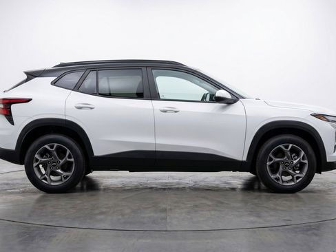 Used 2025 Chevrolet Trax LT FWD image 11