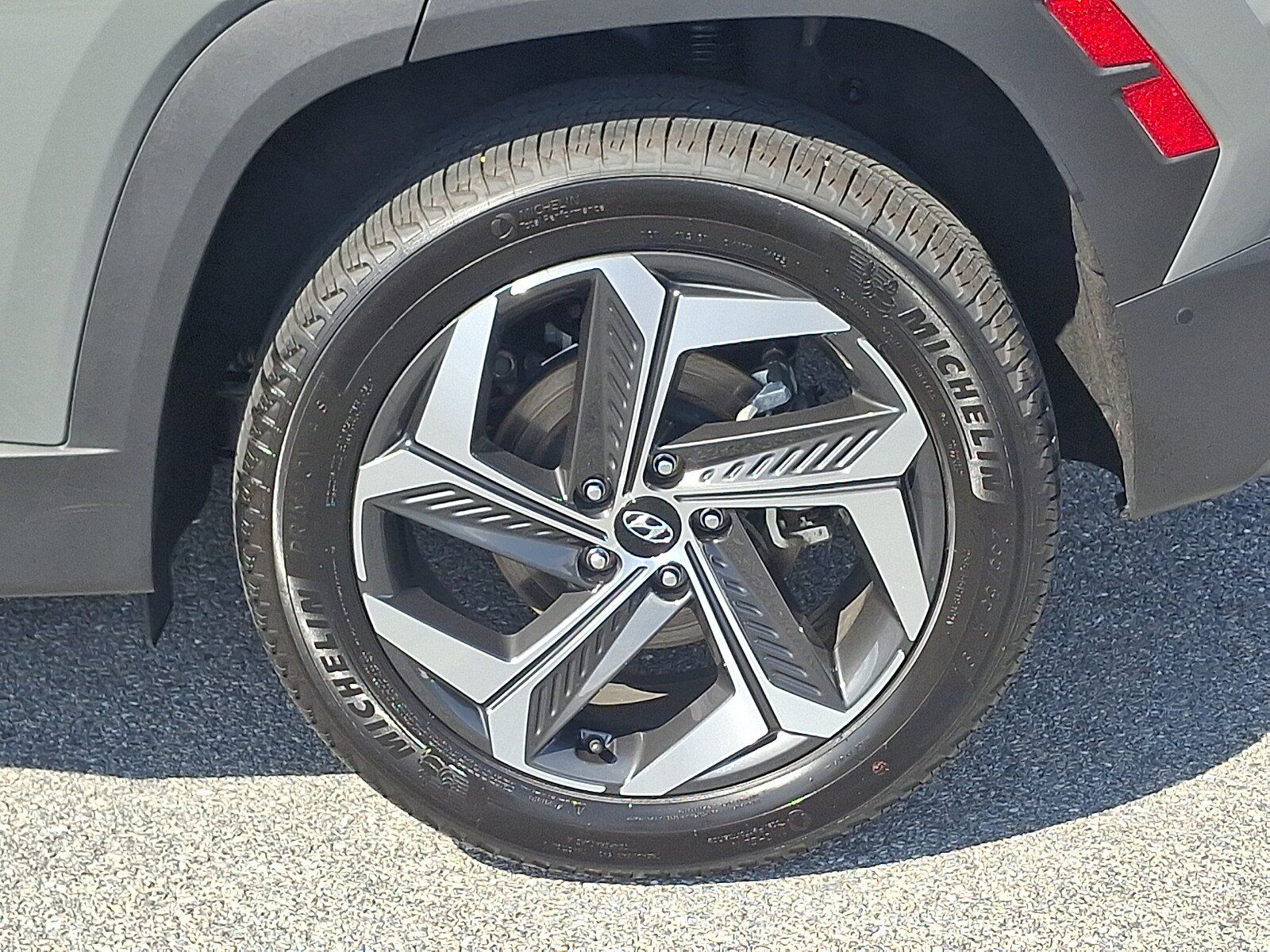 Certified 2024 Hyundai Tucson Limited AWD/4WD image 9