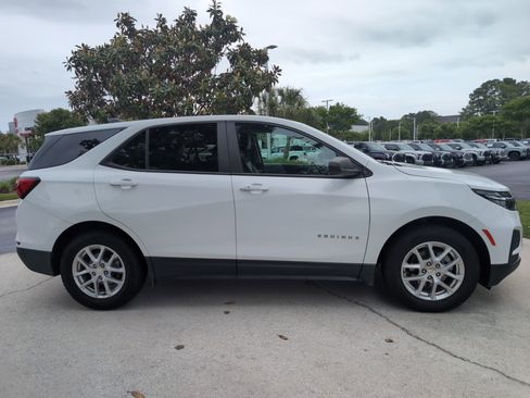 Used 2022 Chevrolet Equinox LS w/ LS Convenience Package FWD image 11