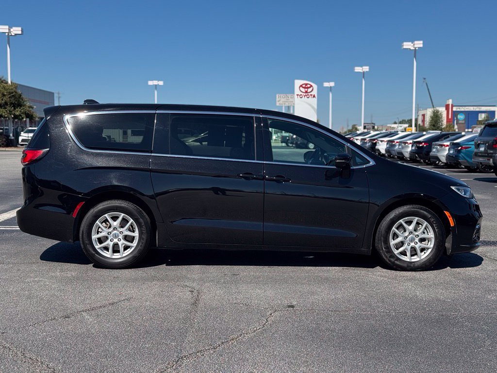 Used 2025 Chrysler Pacifica Select FWD image 7
