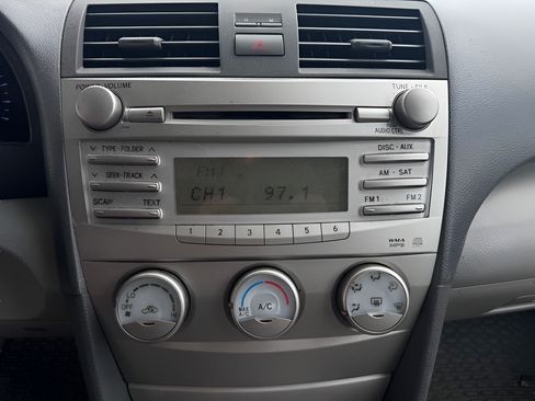 Used 2010 Toyota Camry LE FWD image 26