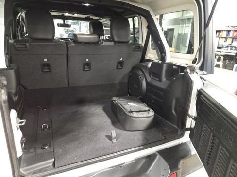 Used 2023 Jeep Wrangler Unlimited Sahara w/ Cold Weather Group AWD/4WD image 12
