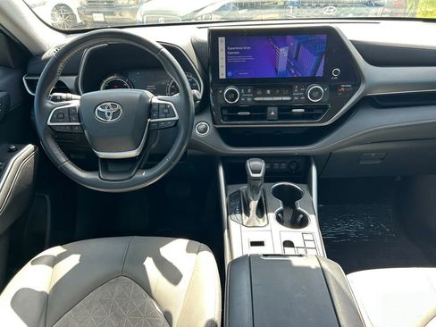 Used 2023 Toyota Highlander Bronze Edition FWD image 21