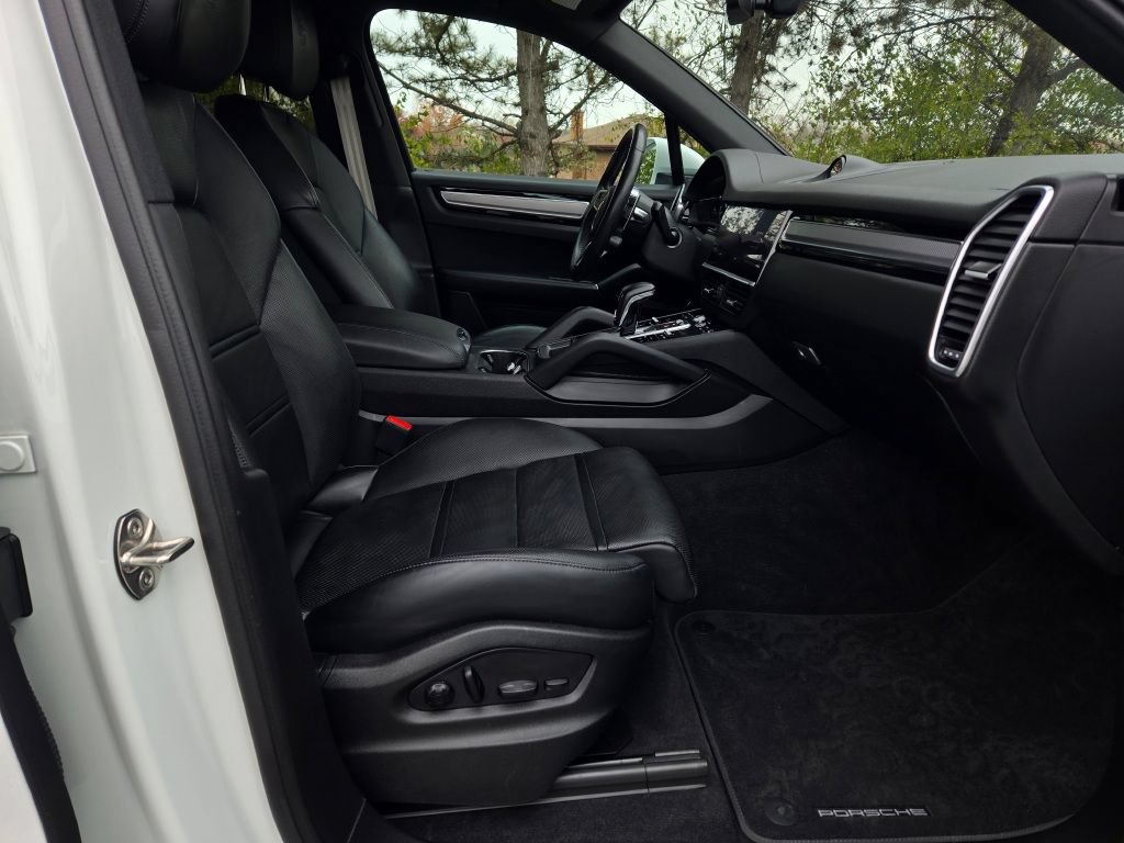 Used 2023 Porsche Cayenne Platinum Edition AWD/4WD image 27