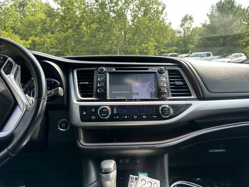 Used 2019 Toyota Highlander XLE AWD/4WD image 23