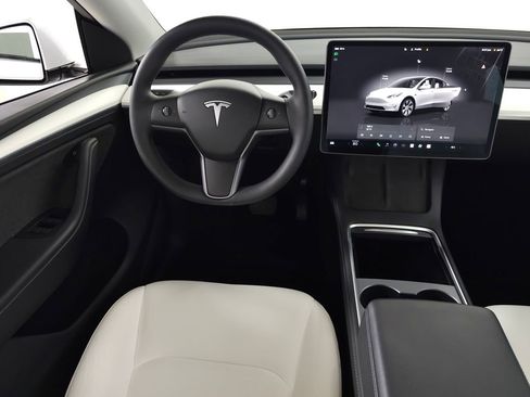 Used 2024 Tesla Model Y Long Range AWD/4WD image 19