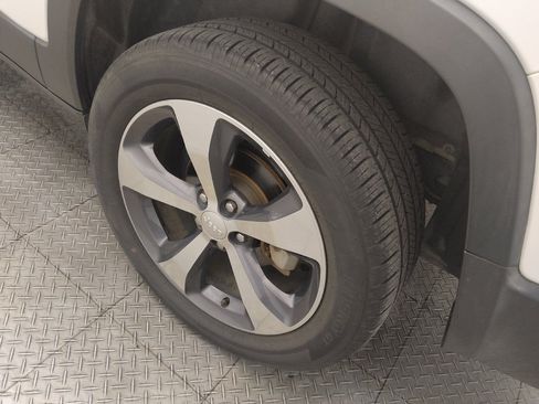 Used 2019 Jeep Cherokee Limited FWD image 31