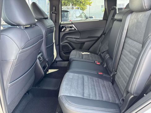 New 2025 Mitsubishi Outlander SE image 13