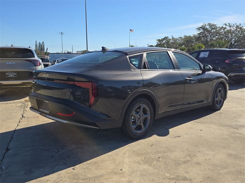 New 2025 Kia K4 LXS image 8