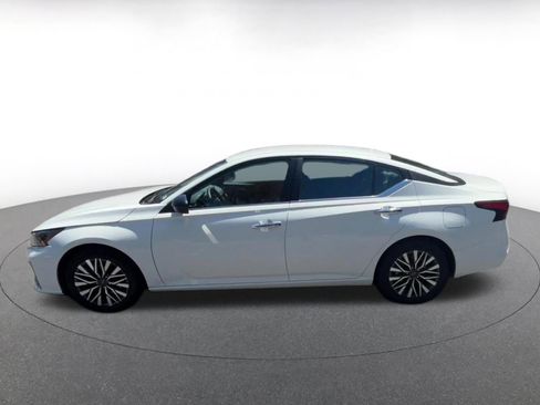 Used 2025 Nissan Altima 2.5 SV FWD image 9