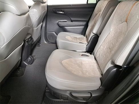Used 2023 Toyota Highlander Bronze Edition image 12