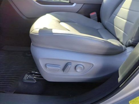 Used 2023 Toyota Highlander XLE image 10