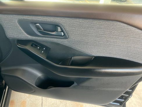 Used 2023 Nissan Rogue S AWD/4WD image 21