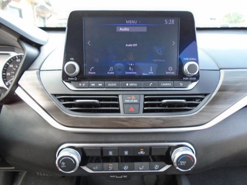 Used 2024 Nissan Altima 2.5 SV FWD image 14