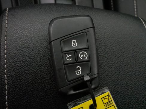 Certified 2022 Volkswagen Taos SE image 33