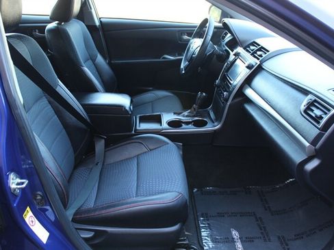 Used 2015 Toyota Camry SE w/ Moonroof Package FWD image 17