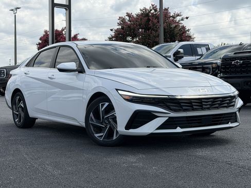 Used 2025 Hyundai Elantra SEL FWD image 2