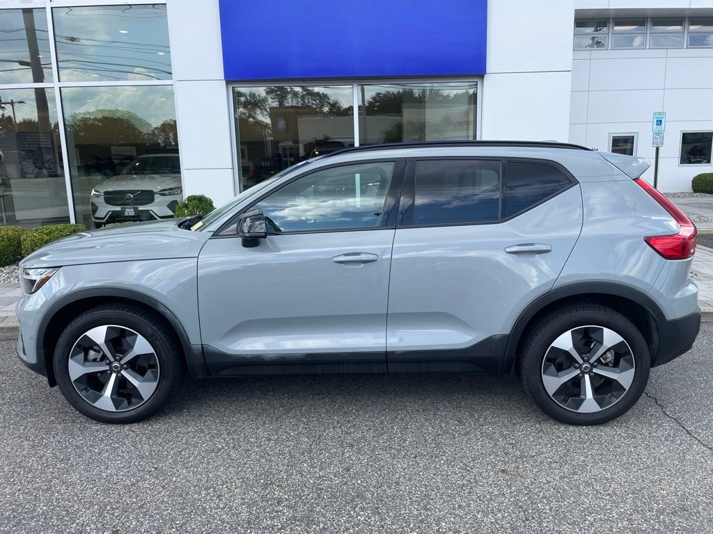 Certified 2025 Volvo XC40 B5 Plus AWD/4WD image 2