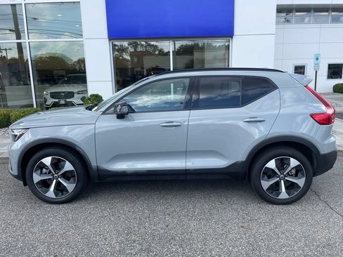 Used 2025 Volvo XC40 B5 Plus AWD/4WD image 2